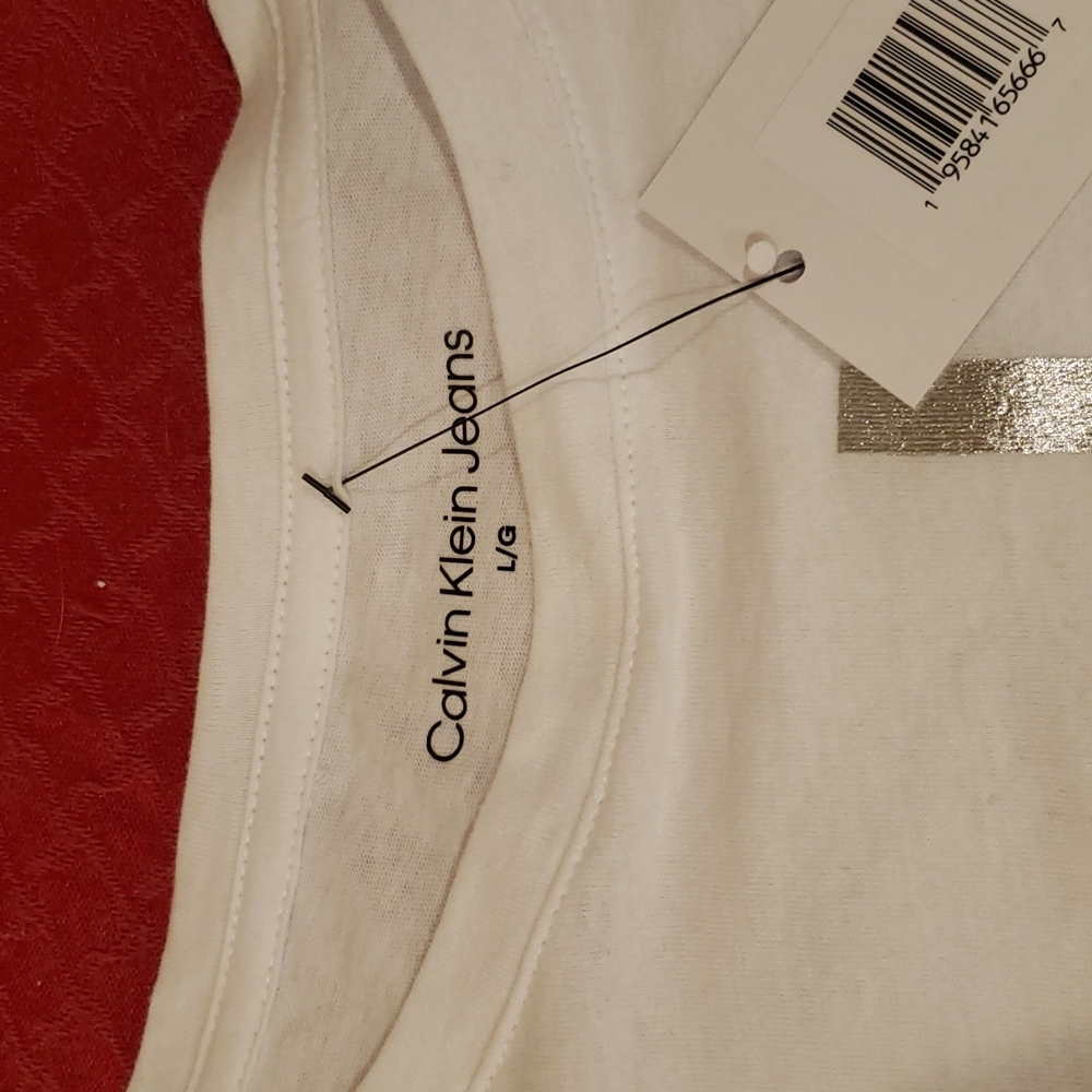 Calvin Klein Tshirt - Picture 2 of 5